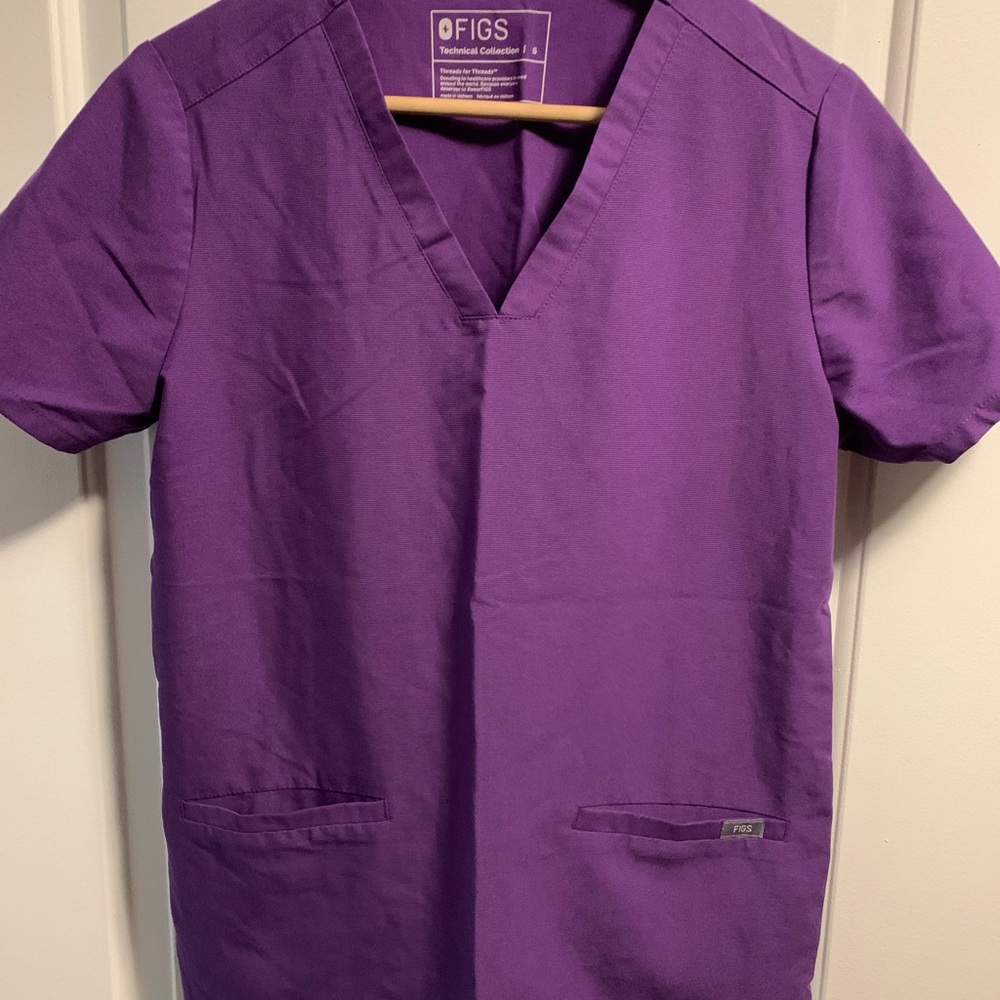 Figs three-pocket Casma top